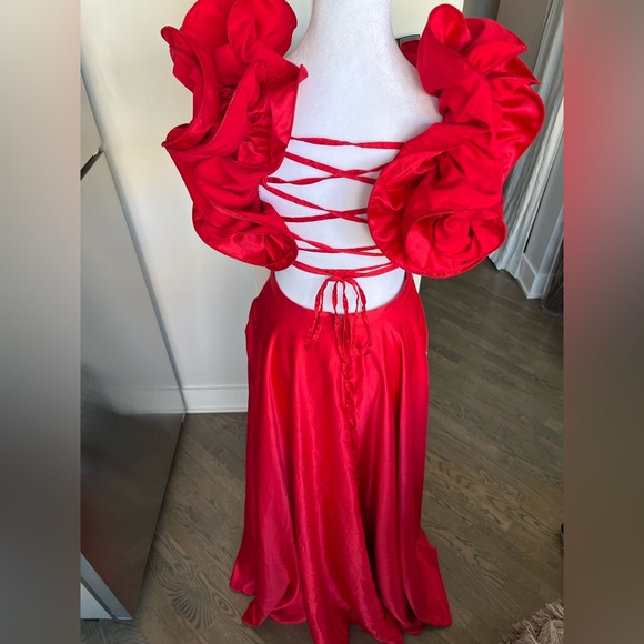 NWT. B Darlin's gorgeous satin red gown with pockets - Picture 10 of 15